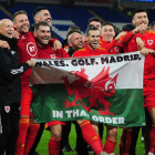 Bale y sus compañeros, con la bandera con el lema “Gales, golf, Madrid. En este orden”.
