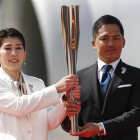 Saori Yoshida y Tadahiro Nomura sostienen la llama olímpica tras su llegada a la ciudad de Matsushima.