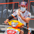 Marc Márquez, ahir al circuit de Jerez, saludant des d’una moto.