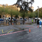 Operaris netegen la zona de l’acampada, ahir, a Barcelona.