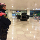 Los Mossos registran el vehículo que ha accedido a la terminal 1 del aeropuerto de El Prat.