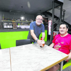 Josep Lluís sirviendo la primera bebida en su local tras 2 meses.