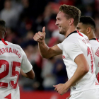 El holandés De Jong celebra el gol con el que dio el triungo al Sevilla.