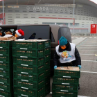 Els menús de l’ONG del xef José Andrés a l’arribar al Wanda Metropolitano, ahir al matí.