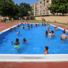 Pequeños y mayores hicieron frente ayer a las altas temperaturas en las piscinas de Cappont. 
