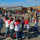 Varios niños aprendiendo a bailar sardanas durante un encuentro del curso Saltem i Ballem de Bellpuig. 