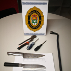 Els agents de la policia local van localitzar en el vehicle ganivets de grans dimensions i diverses eines.