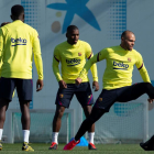 Martin Braithwaite intenta controlar la pilota durant l’entrenament del FC Barcelona.