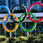 El símbolo de los cinco anillos olímpicos en una avenida de Tokio.