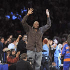 Ewing saluda al público mientras asiste a un partido de la NBA.
