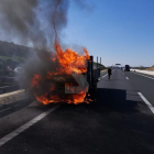 Crema una camioneta a l'A-22 a Lleida
