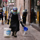 Funcionaris duen a terme tasques de desinfecció als carrers de Hong Kong.