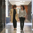 La vicepresidenta Calvo, ayer, con la ministra de Política Territorial, Carolina Darias.