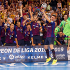 Els jugadors del Barcelona Lassa, amb la copa que els acredita com a campions de Lliga.
