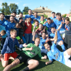 Els jugadors de l’Alcarràs celebren el campionat a la gespa després del partit.