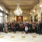 Foto de familia de los embajadores leridanos en la recepción que tuvo lugar ayer en la sala de plenos de la Paeria. 