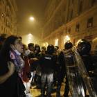 Protestas contra el toque de queda en Nápoles  -  El toque de queda en Campania desde las 23.00 a las 6.00 de la mañana, y el anuncio de un cierre total de esta región italiana en los próximos días, desencadenó el viernes en la capital, Nápo ...