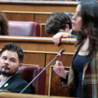 El republicano Gabriel Rufián observa a la líder de Cs, Inés Arrimadas, en el Congreso, en enero.