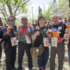 Un grupo de participantes en el Tros Food Vall del Corb degustando cerveza artesana. 