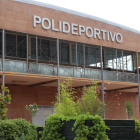 La fachada del pabellón polideportivo de Mequinensa.