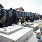 Camions militars transporten cadàvers de Bèrgam a un cementiri de Ferrara.