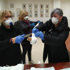 Torres de Segre ha reunit més de 80 voluntaris per confeccionar mascaretes per fer front a la falta de material.