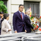 El presidente del Gobierno en funciones, Pedro Sánchez, acompañado por el ministro del Interior, Fernando Grande-Marlaska (d) y la delegada del Gobierno en Cataluña, Teresa Cunillera (i), a su salida de la Jefatura Superior de Policía de Barcelona.