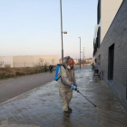 Personal de la brigada de Balaguer netejant carrers.