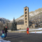 Turistas ayer en La Vall de Boí, donde numerosos hoteles y restaurantes seguían cerrados.