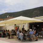 Turistas de Lleida en el restaurante del camping La Noguera de Sant Llorenc de Montgai.