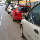 A cada plaça de zona blava de les avingudes Blondel i Madrid aparquen cada dia sis cotxes.