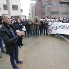 L'alcalde d'Alcarràs, Miquel Serra, acompanyat per alcaldes i veïns a la sortida del jutjat.