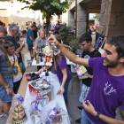 Participantes en el mercadillo de objetos de segunda mano celebrado ayer por la tarde en Sanaüja. 
