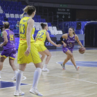 Rita Montenegro contra el balón ante la defensa de la urgelense Elin Gustavsson.