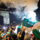 Seguidores argelinos celebran el triunfo en París.