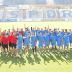 Jugadors i tècnics del Lleida Esportiu, ahir al Camp d’Esports, abans de l’últim entrenament previ al desplaçament a València.