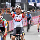 El australiano Caleb Ewan volvió a levantar, dos años después, los brazos en señal de victoria en el Giro. de ItaliaEFE/EPA