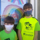 Nenes amb les mascaretes fetes per voluntaris a Torres de Segre.