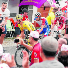 Julian Alaphilippe lidera el gran grup, amb Thibaut Pinot darrere, en plena ascensió al Tourmalet.