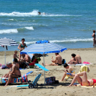 Mientras se relajan cada vez más las restricciones, muchos italianos aprovecharon el buen tiempo de ayer para ir a la playa.