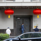 Agentes federales de EEUU entran en el consulado chino en Houston tras la retirada de su personal.