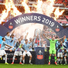 Los jugadores del Manchester City celebran el triunfo sobre el Watford en la final de Wembley.