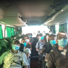 Temporeros rumanos en el interior de uno de los autobuses que llegaron ayer a Lleida.
