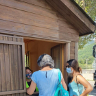 Imagen de visitantes en la oficina de turismo de Vilaller.