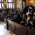 Los alumnos llenaron el salón de plenos del ayuntamiento de Lleida para recibir sus diplomas. 