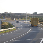 Rotonda a la carretera C-12, a la intersecció que dóna accés al poble d’Alfés.