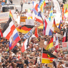 Imagen de los manifestantes que protestaron ayer en Berlín contra las medidas para combatir la Covid.