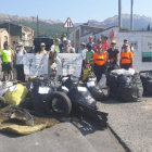 Els voluntaris que van participar en la iniciativa i els residus que van recollir ahir a Oliana.