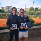 Los dos tenistas del club leridano con sus trofeos.