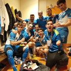 Los jugadores del Lleida Llista celebran en el vestuario, con euforia, la gran victoria que lograron ante el Reus.